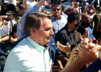 Avião presidencial faz escala em Juazeiro do Norte-CE, Bolsonaro desembarca e gera aglomeração