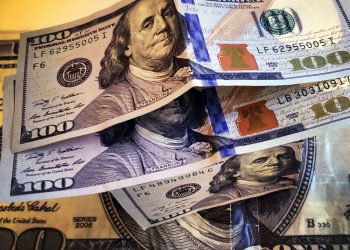 Dólar atinge maior valor desde maio com impasse em programa social