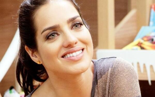 Joana Limaverde canta o pai Ednardo em ocupação virtual do Teatro Carlos Câmara