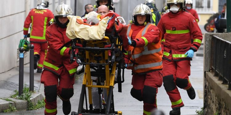 Ataque deixa feridos perto da antiga redação do Charlie Hedbo