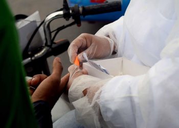 Testes da Covid-19 em profissionais das escolas estaduais de Fortaleza serão realizados a partir desta segunda-feira (28)