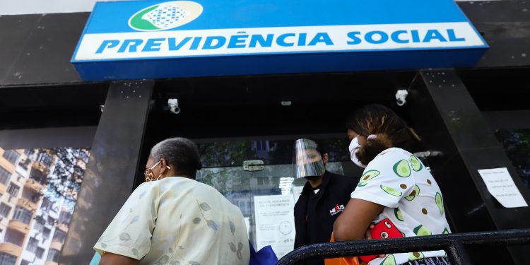Previdência quer perícia online a partir de novembro para diminuir fila do auxílio