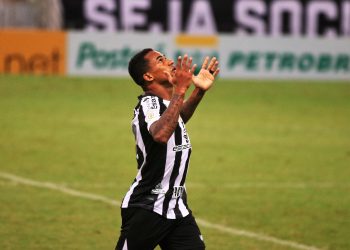 Ceará vence de virada, sobe na tabela do Brasileiro e afunda Coritiba no Z4