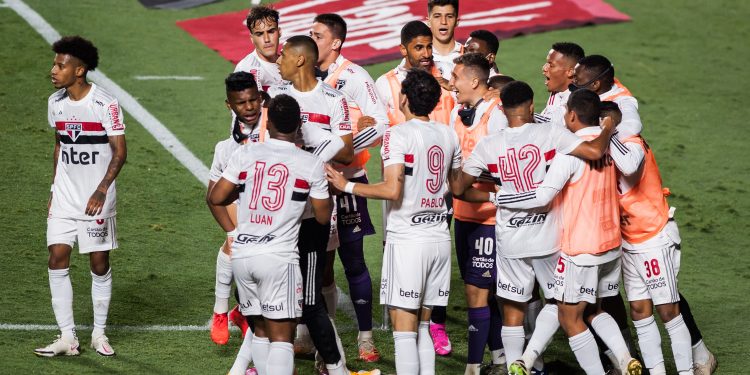 São Paulo bate Fortaleza e avança para quartas da Copa do Brasil