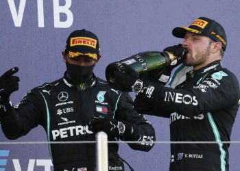 Covid: Hamilton e Bottas estão isolados após positivo na Mercedes