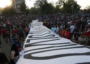 Chilenos pausam protestos e vão às urnas em massa em plebiscito histórico