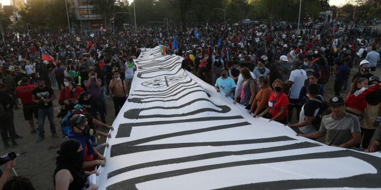 Chilenos pausam protestos e vão às urnas em massa em plebiscito histórico
