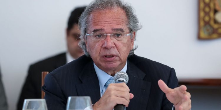 “Jamais esteve sob análise privatizar o SUS”, diz Guedes