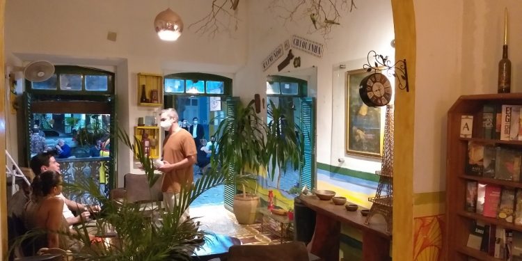 Centro histórico de Aracati: Café Maria Elisa e Livraria da Barca se unem como empreendimento cultural