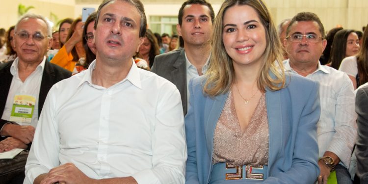 Camilo Santana informa que esposa testou positivo para o Covid-19