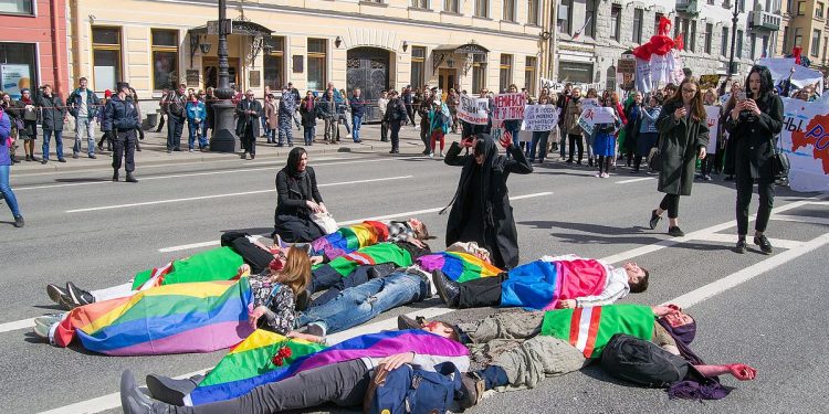 Documentário usa deepfake para mostrar torturas e perseguição a LGBTs na Rússia