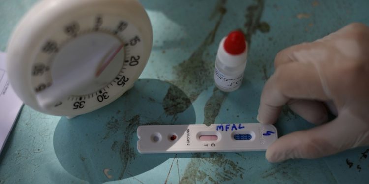 Covid-19: Brasil registra 365 mortes e 8.456 novos casos em 24 horas