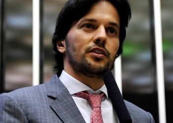 Um dia após entrevista sem máscara, ministro das Comunicações anuncia ter Covid