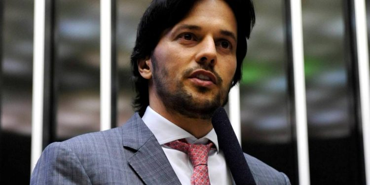 Um dia após entrevista sem máscara, ministro das Comunicações anuncia ter Covid