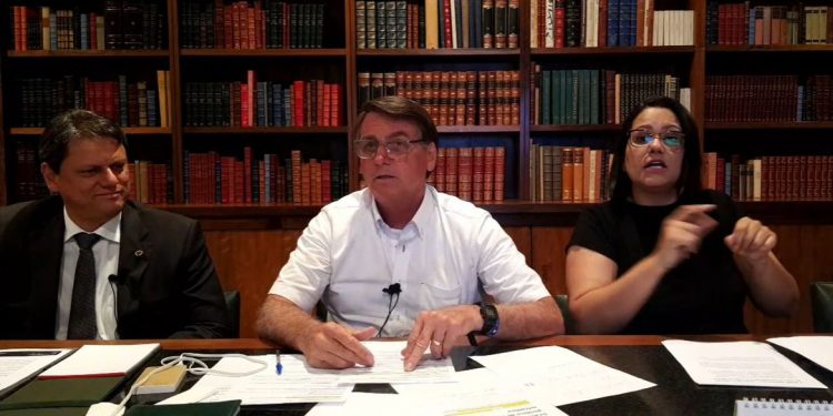 Bolsonaro confirma indicação de Kassio Nunes Marques ao STF