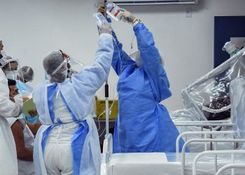 Mortes pela Covid superam 156 mil no Brasil, mas média diária cai abaixo de 500