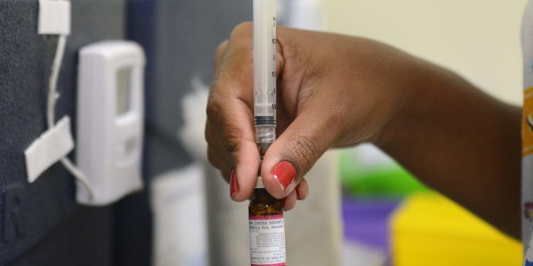 Jovens saudáveis devem ser vacinados contra Covid-19 só em 2022, diz OMS