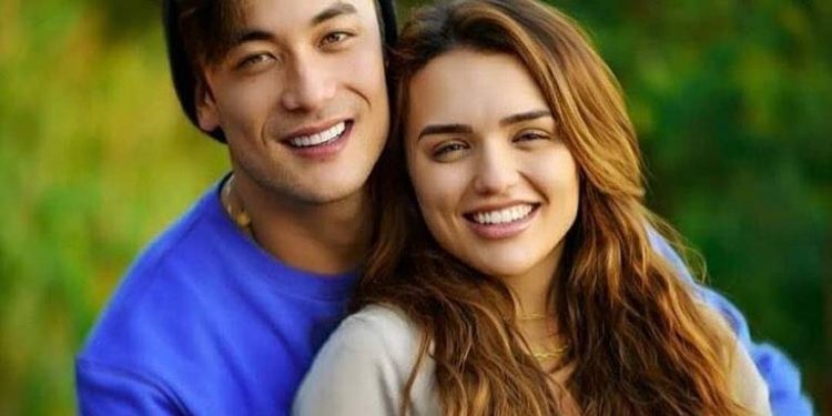 Rafa Kalimann é pedida em namoro com fogos de artifício e serenata