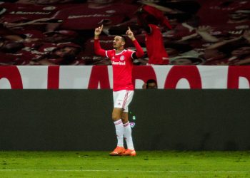 Inter “acorda” no segundo tempo, bate o Atlético-GO e vai às quartas