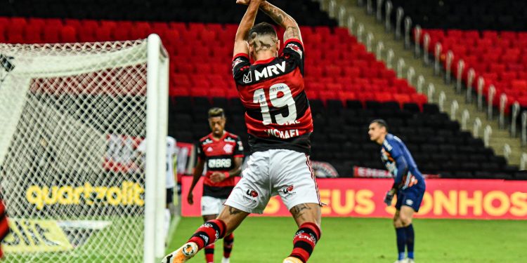 Flamengo sofre na defesa, mas vence Athletico-PR e avança na Copa do Brasil