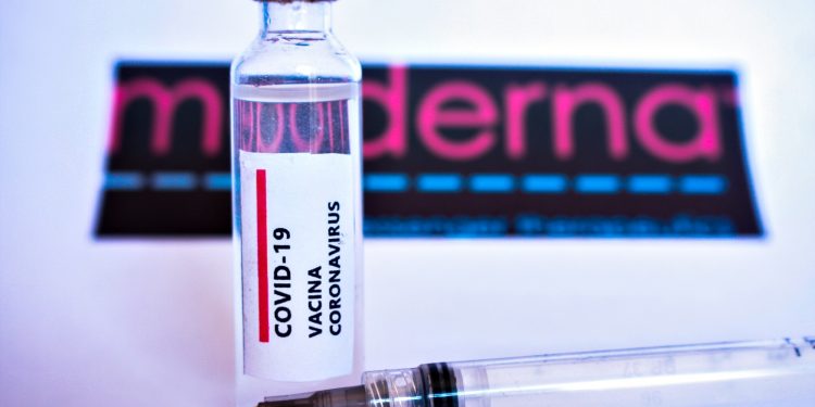Moderna aponta eficácia de 94,1% e entra com pedido de aprovação emergencial para vacina contra Covid nos EUA