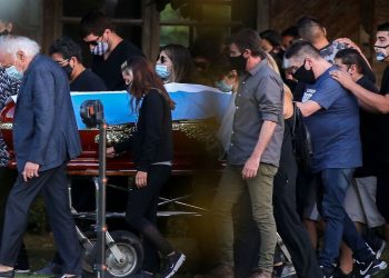 “Adios Diego”: Maradona é enterrado e mundo chora a perda