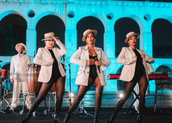 Anitta canta Jorge Ben Jor na Lapa em única apresentação brasileira no Grammy Latino