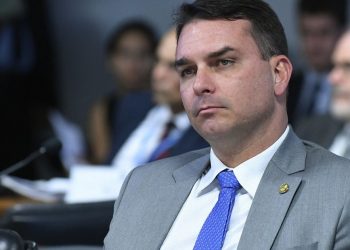 MP denuncia Flávio Bolsonaro por organização criminosa, peculato, lavagem e apropriação indébita