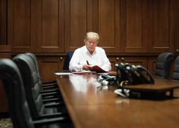 Trump compartilha entrevista de bolsonarista investigado por fake news, e Twitter põe alerta de desinformação