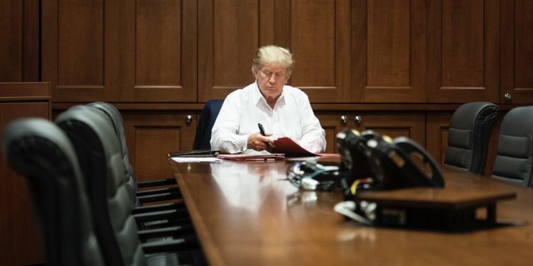 Trump compartilha entrevista de bolsonarista investigado por fake news, e Twitter põe alerta de desinformação