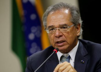 Auxílio emergencial pode voltar caso haja nova onda de Covid, diz Guedes