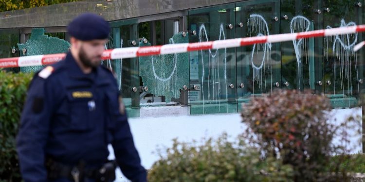 Suposto ataque terrorista em Viena deixa pelo menos uma pessoa morta
