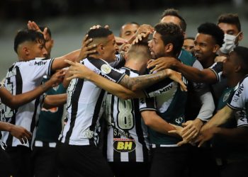 Atlético-MG goleia Flamengo e chega à vice-liderança do Brasileirão