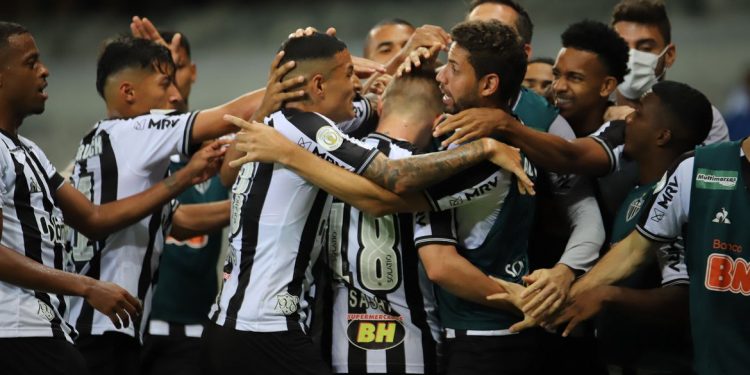 Atlético-MG goleia Flamengo e chega à vice-liderança do Brasileirão