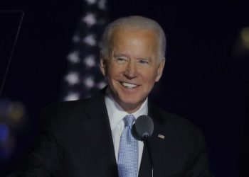 Biden convoca força-tarefa anticovid e pede que população use máscara