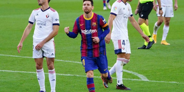Messi homenageia Maradona com golaço, gestos e camiseta do Newell’s