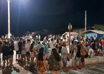 Devido feriadão aglomeração se forma em Canoa Quebrada, Polícia Militar usa spray de pimenta