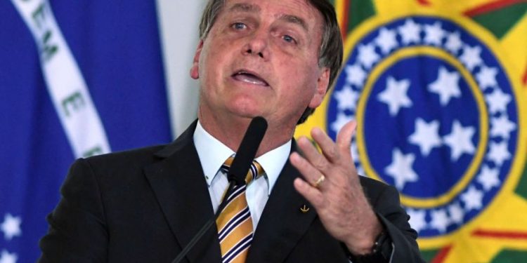 Bolsonaro recua, diz que pode comprar Coronavac, mas preço não será o que ‘um caboclo aí quer’