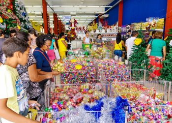 Décimo terceiro: estudo aponta que brasileiros pretendem gastar mais com presentes do que com pagamento de dívidas