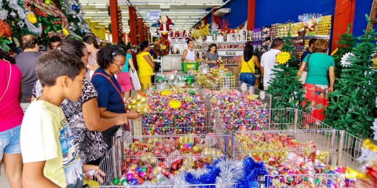 Décimo terceiro: estudo aponta que brasileiros pretendem gastar mais com presentes do que com pagamento de dívidas