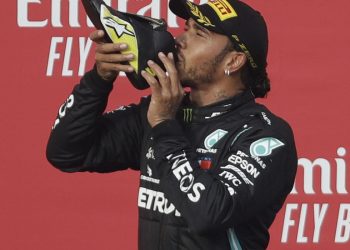 Hamilton ganha em Ímola e fica a uma corrida do hepta da Fórmula 1