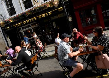 Europa enfrenta aumento de 100% de casos de covid-19 em duas semanas