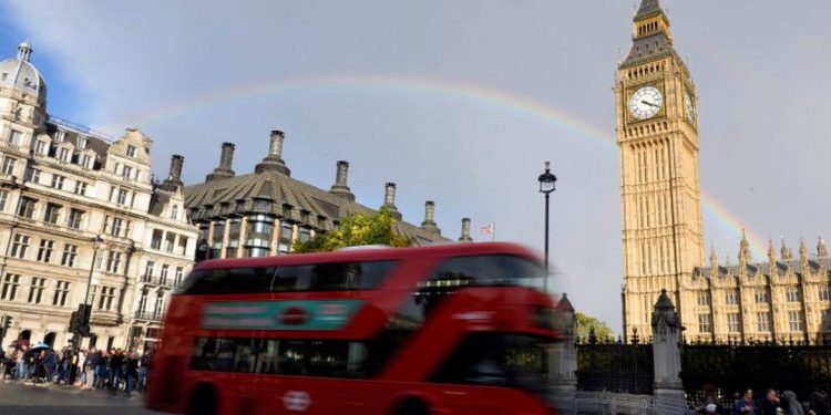 Inglaterra retoma lockdown após casos de covid-19 passarem de 1 milhão