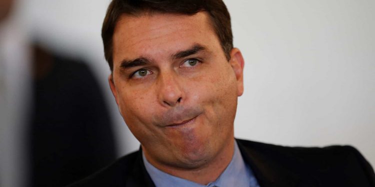 ‘Rachadinha’ aumentou patrimônio de Flávio Bolsonaro em R$ 1 milhão, diz Promotoria