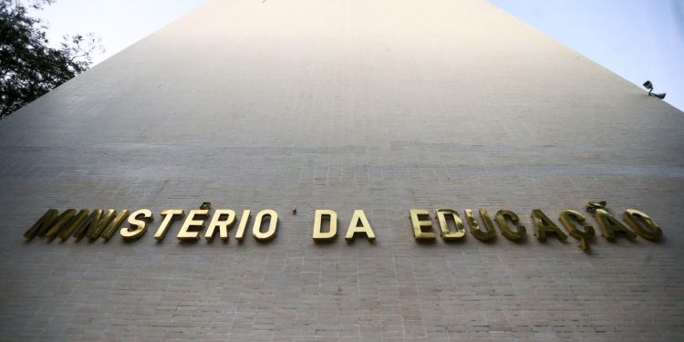 Depois de publicar portaria, MEC decide ouvir reitores sobre a volta das aulas presenciais