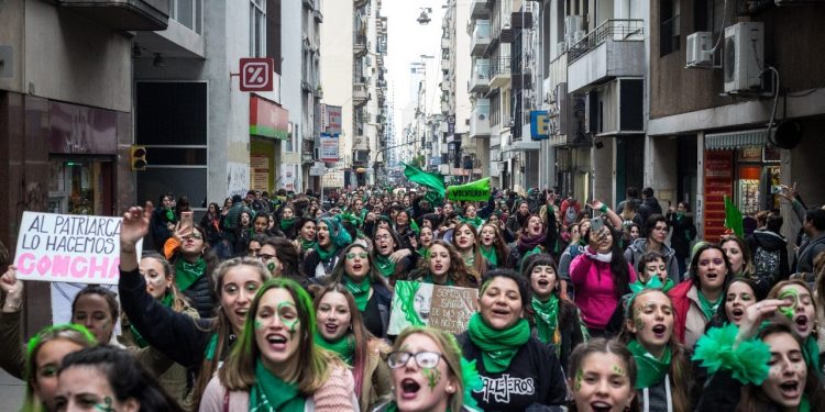 Em decisão histórica, Argentina aprova direito de mulher decidir sobre aborto