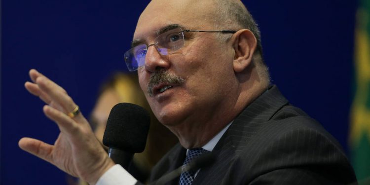 Após anúncio alvo de críticas, ministro da Educação não define retorno das aulas presenciais