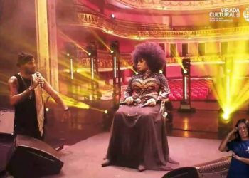 Na Virada, Elza Soares e Flávio Renegado cantam que ‘carne negra não está de graça’