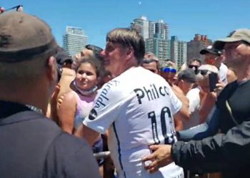 Sem máscara, Bolsonaro provoca aglomeração em praia de SP