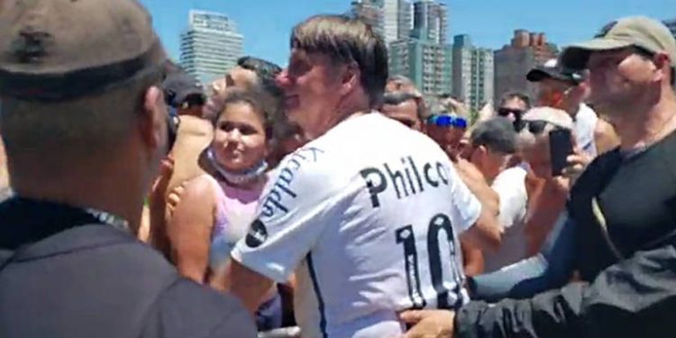 Sem máscara, Bolsonaro provoca aglomeração em praia de SP